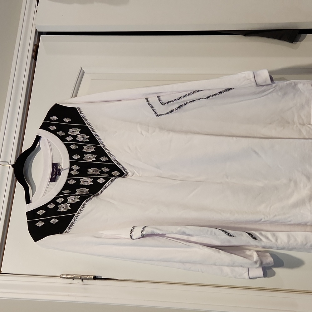 Roaman's black and white women's top size 22/24